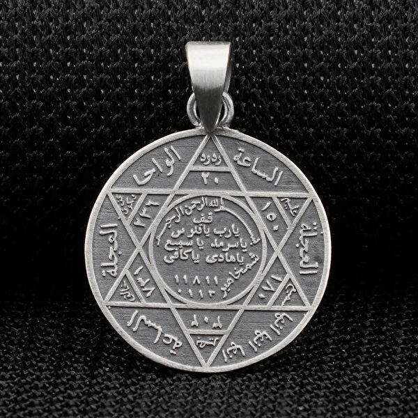 Mona Roza Kolye, Zincir, Künye