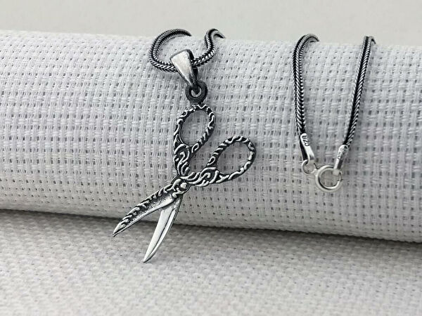 Mona Roza Kolye, Zincir, Künye