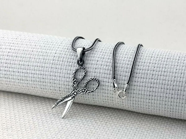 Mona Roza Kolye, Zincir, Künye