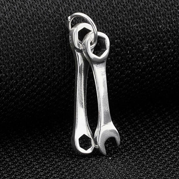 Mona Roza Kolye, Zincir, Künye