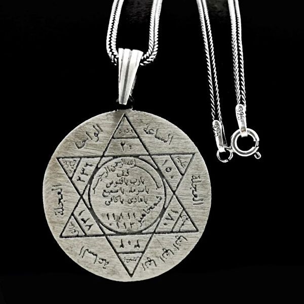 Mona Roza Kolye, Zincir, Künye