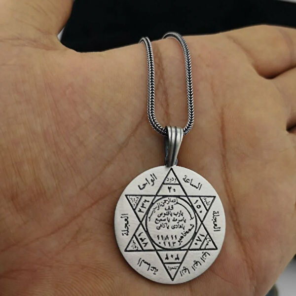 Mona Roza Kolye, Zincir, Künye