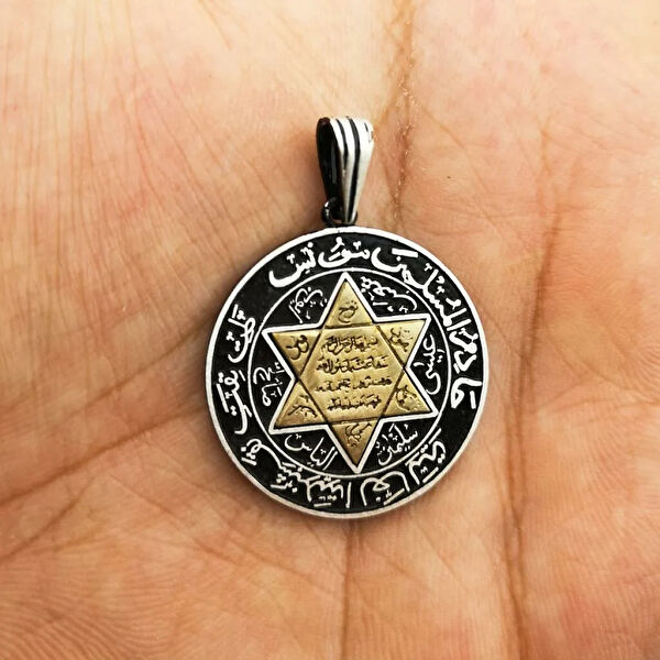 Mona Roza Kolye, Zincir, Künye