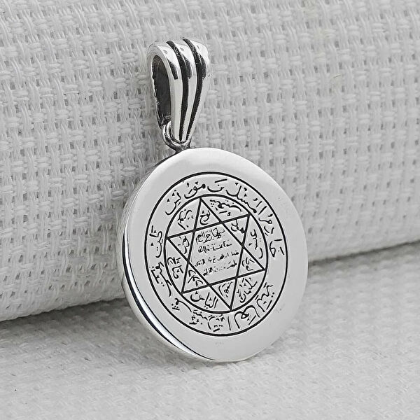 Mona Roza Kolye, Zincir, Künye