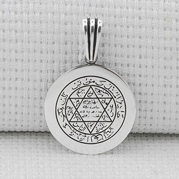 Mona Roza Kolye, Zincir, Künye