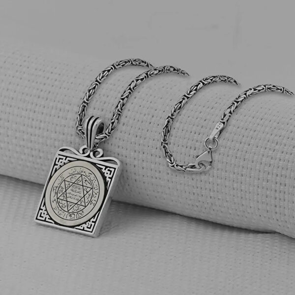 Mona Roza Kolye, Zincir, Künye