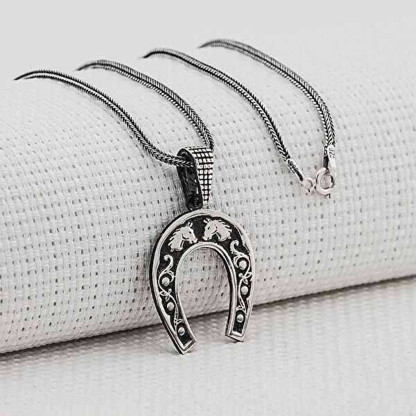 Mona Roza Kolye, Zincir, Künye