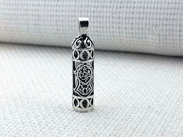 Mona Roza Kolye, Zincir, Künye