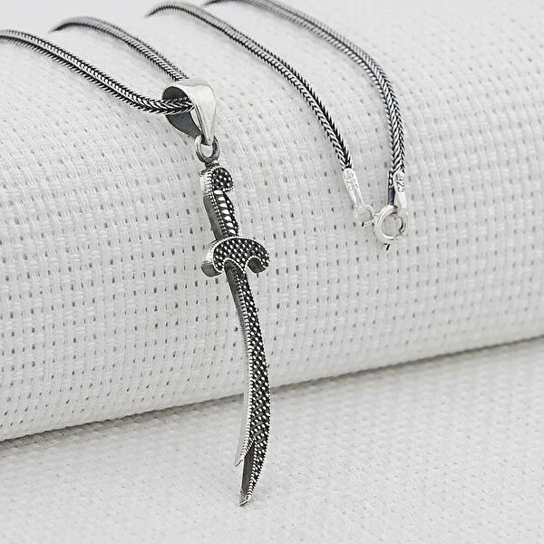 Mona Roza Kolye, Zincir, Künye