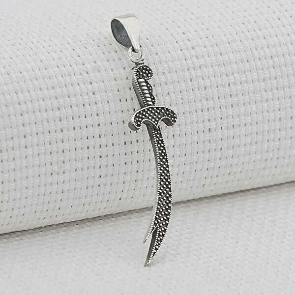 Mona Roza Kolye, Zincir, Künye