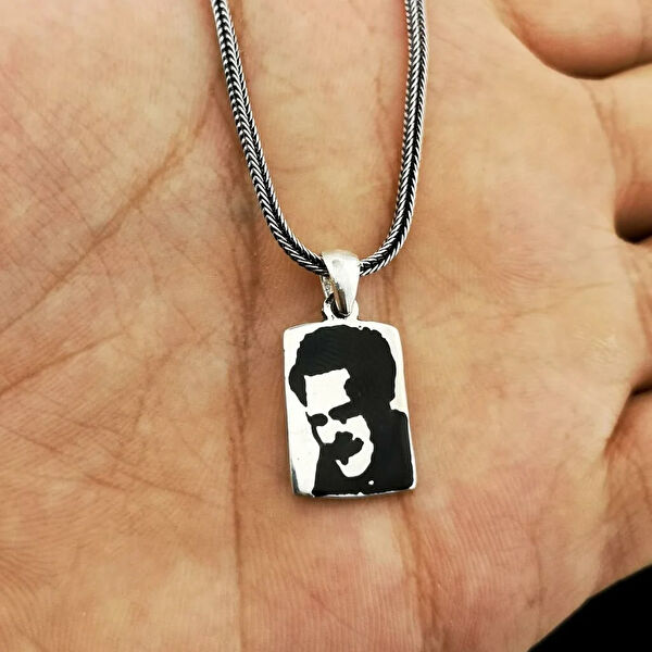 Mona Roza Kolye, Zincir, Künye