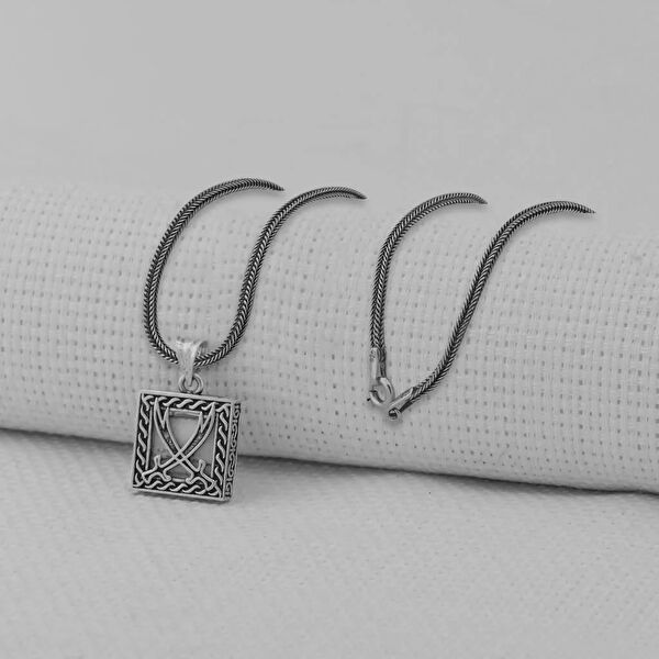 Mona Roza Kolye, Zincir, Künye