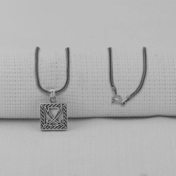 Mona Roza Kolye, Zincir, Künye