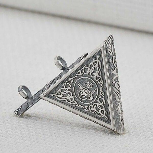 Mona Roza Kolye, Zincir, Künye