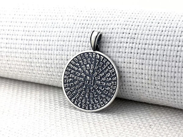 Mona Roza Kolye, Zincir, Künye