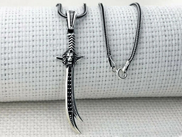 Mona Roza Kolye, Zincir, Künye