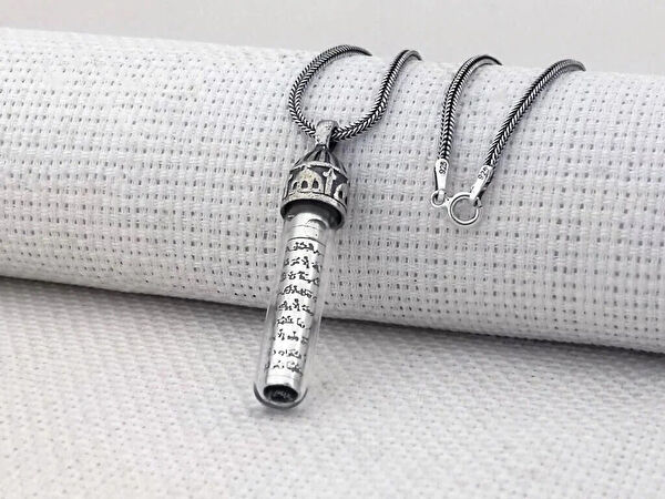 Mona Roza Kolye, Zincir, Künye