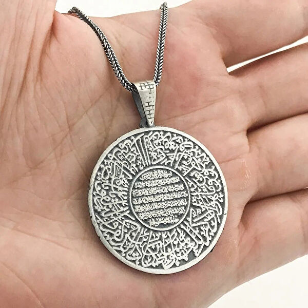 Mona Roza Kolye, Zincir, Künye