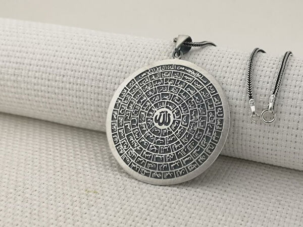 Mona Roza Kolye, Zincir, Künye