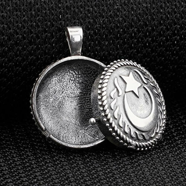 Mona Roza Kolye, Zincir, Künye