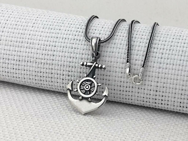 Mona Roza Kolye, Zincir, Künye