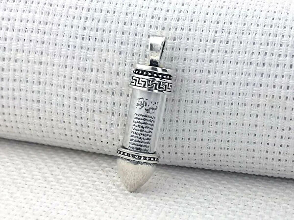 Mona Roza Kolye, Zincir, Künye