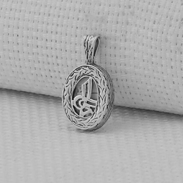 Mona Roza Kolye, Zincir, Künye