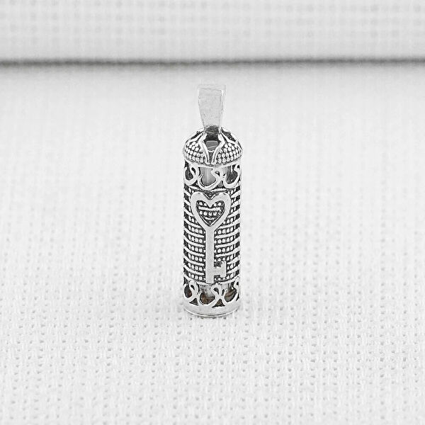 Mona Roza Kolye, Zincir, Künye