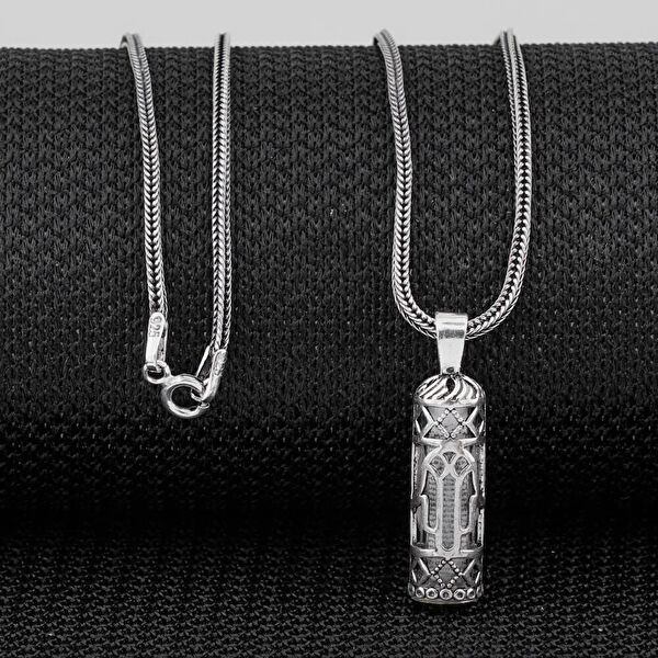 Mona Roza Kolye, Zincir, Künye