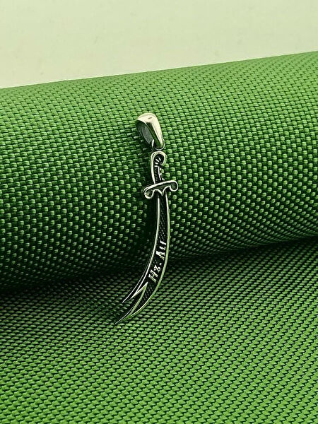 Mona Roza Kolye, Zincir, Künye