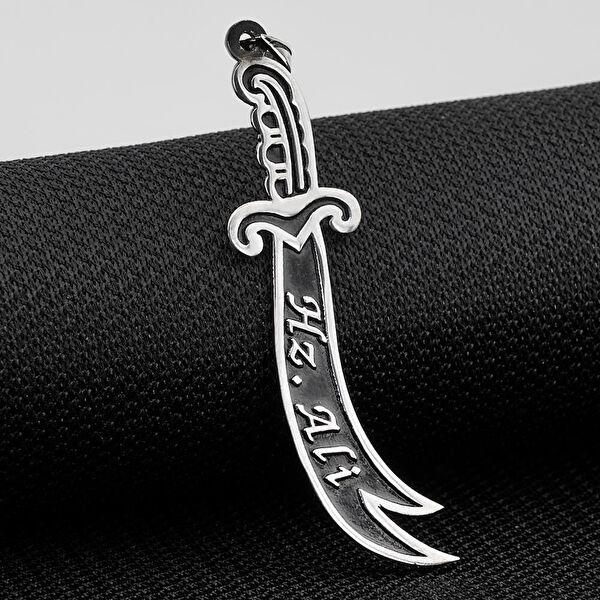 Mona Roza Kolye, Zincir, Künye