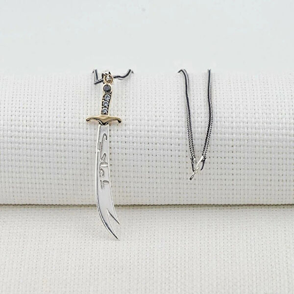 Mona Roza Kolye, Zincir, Künye