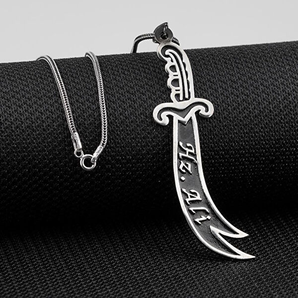 Mona Roza Kolye, Zincir, Künye