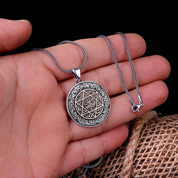 Mona Roza Kolye, Zincir, Künye