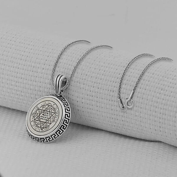 Mona Roza Kolye, Zincir, Künye