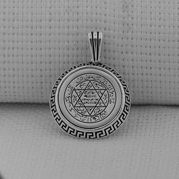 Mona Roza Kolye, Zincir, Künye