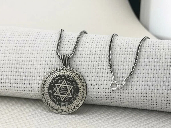 Mona Roza Kolye, Zincir, Künye