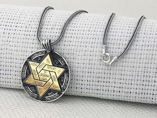 Mona Roza Kolye, Zincir, Künye