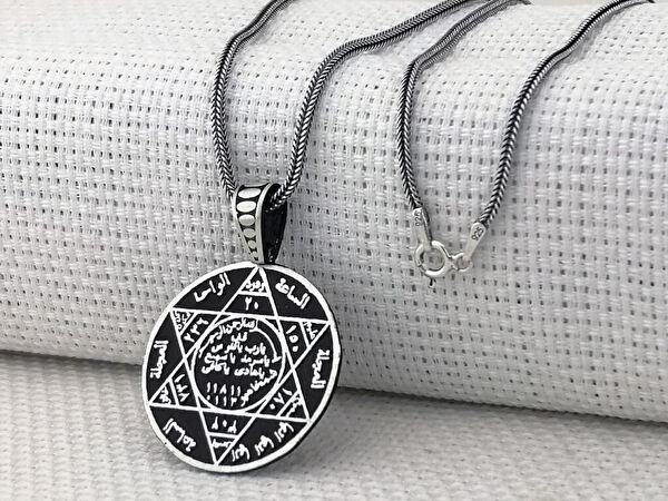 Mona Roza Kolye, Zincir, Künye