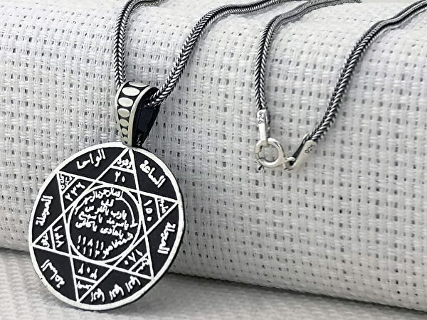 Mona Roza Kolye, Zincir, Künye