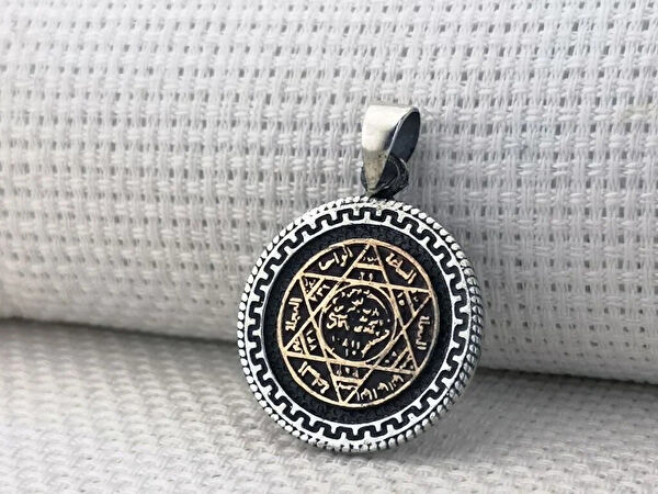 Mona Roza Kolye, Zincir, Künye