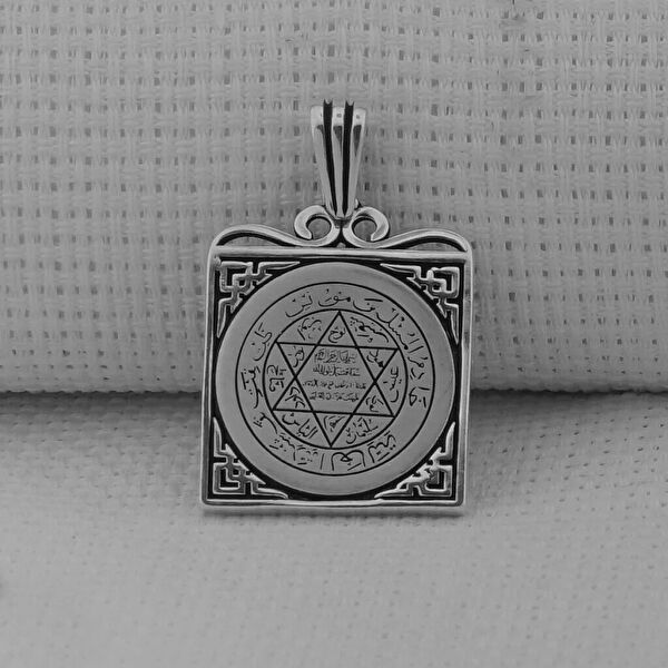 Mona Roza Kolye, Zincir, Künye