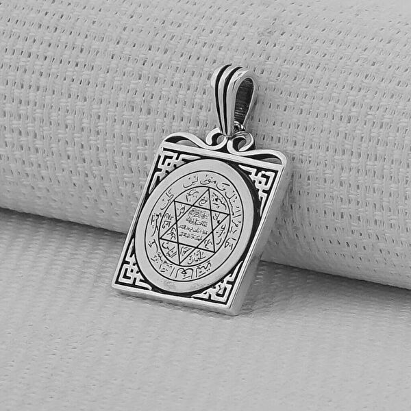 Mona Roza Kolye, Zincir, Künye