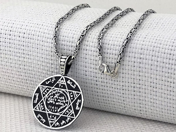 Mona Roza Kolye, Zincir, Künye