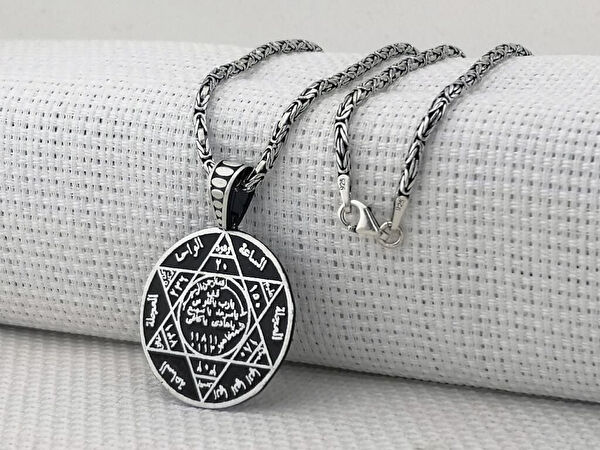 Mona Roza Kolye, Zincir, Künye