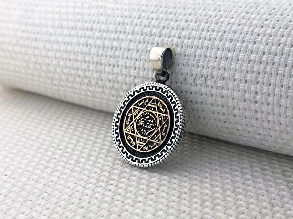 Mona Roza Kolye, Zincir, Künye