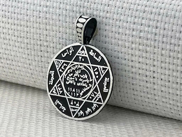 Mona Roza Kolye, Zincir, Künye