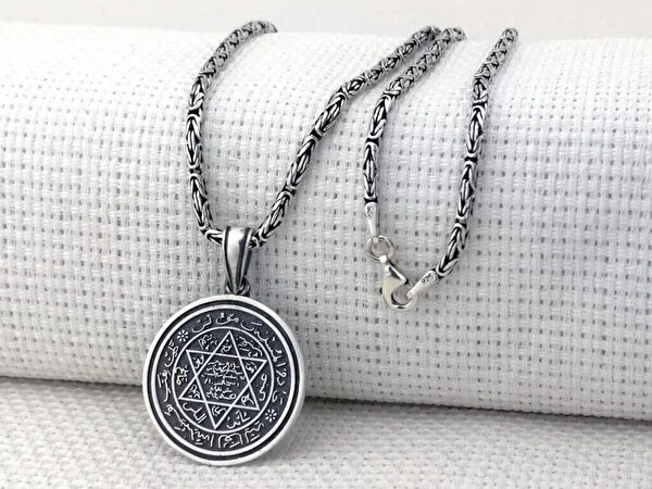 Mona Roza Kolye, Zincir, Künye