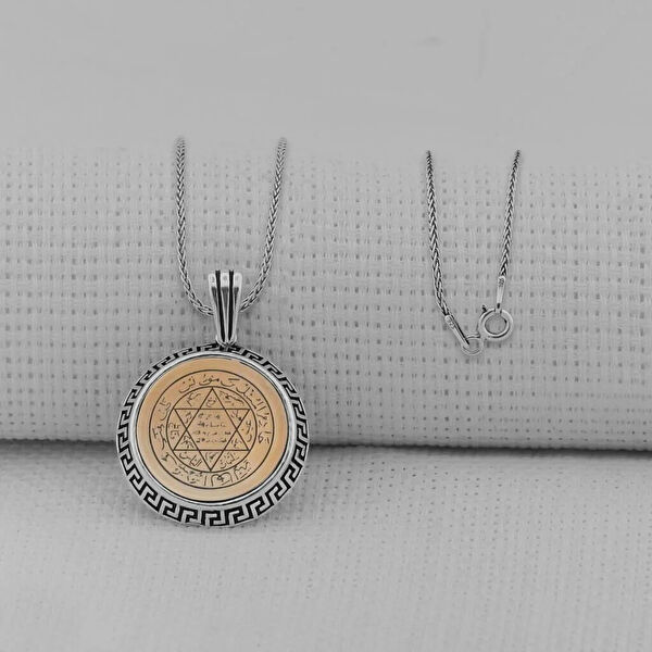 Mona Roza Kolye, Zincir, Künye