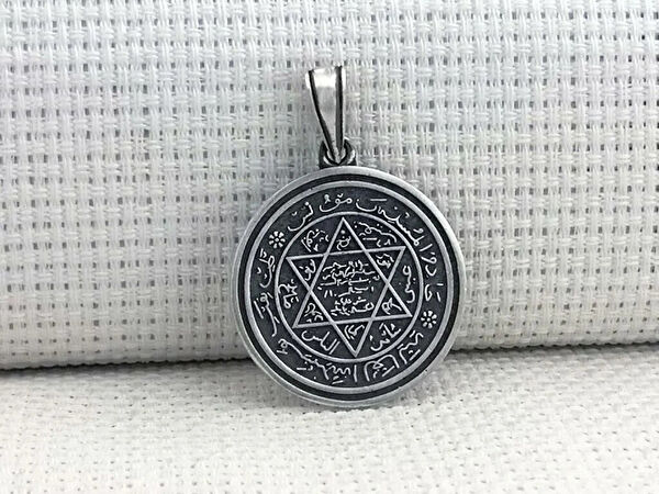 Mona Roza Kolye, Zincir, Künye